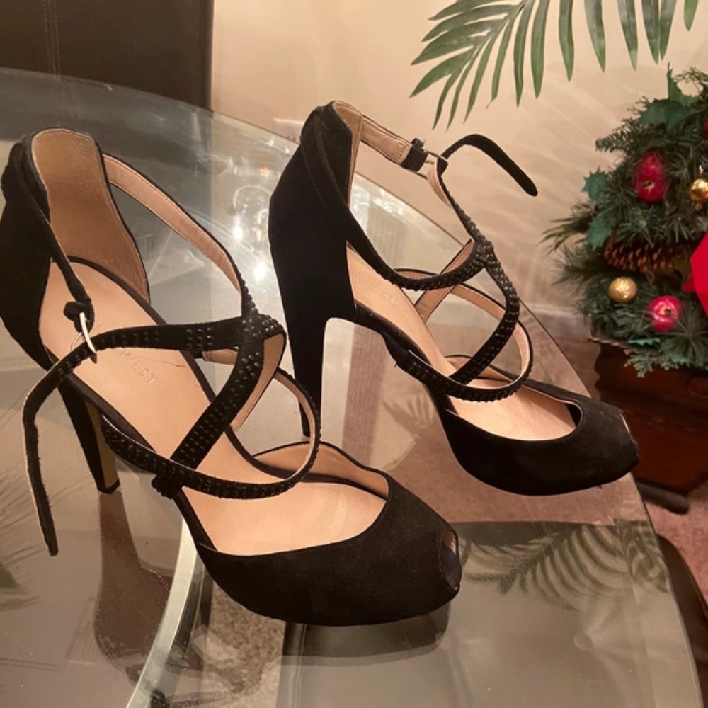 heeled shoes